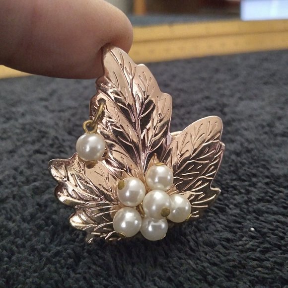 Golden tone maple leaf with simulated pearl luggage or purse strap charm tie on. - Picture 2 of 5